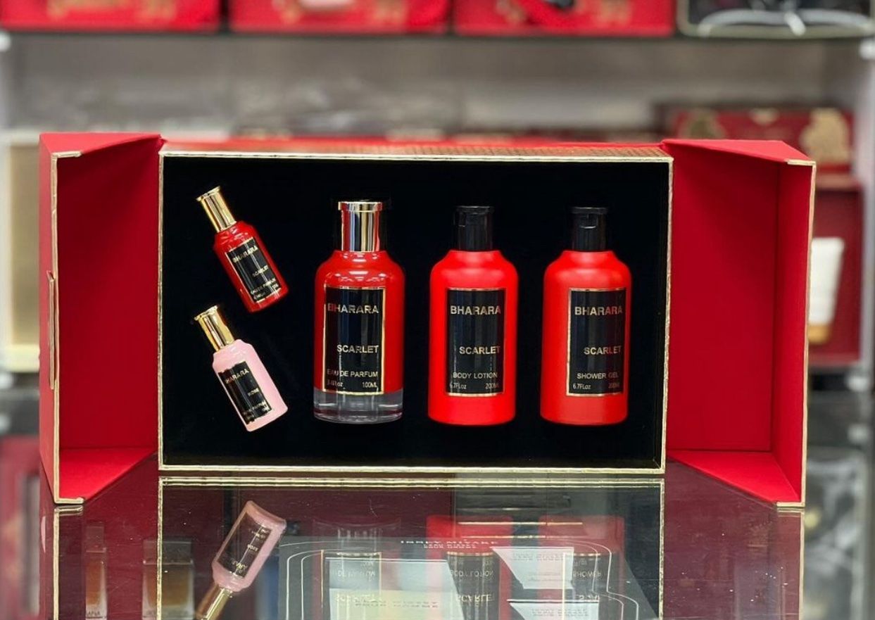 ESTUCHE BHARARA SCARLET UNISEX (5 PIEZAS)